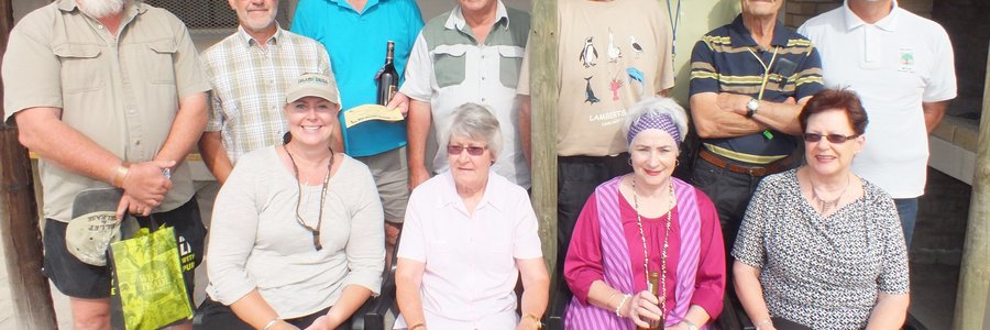 Gansbaai Pistoolklub se trofeë- en sertifikaatwenners, met voor vlnr Debi Land, Francis Lourens, Magdaleon Le Roux en Kathy Hammond. Agter vlnr is Wayne Paizes, Steve Celliers, Koos Jordaan, Hans Schilhorn, Frans De Wett, Andy Hammond, Alec Kitley en Johan van der Mescht.